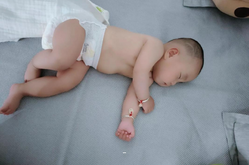 广州借卵试管代怀包男孩1月龄宝宝奶量